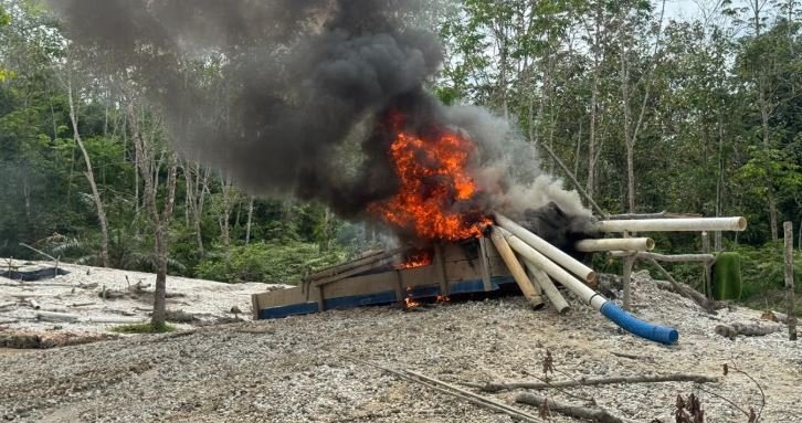 Polisi bakar rakit emas ilegal di Rimbo Bujang Tebo.