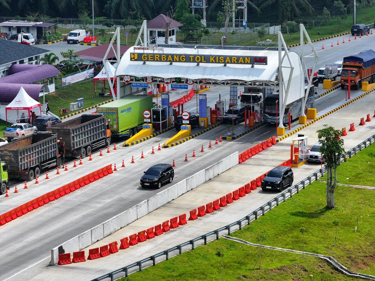 Trafik kendaraan di Jalan Tol Trans Sumatera saat libur Imlek 2026.