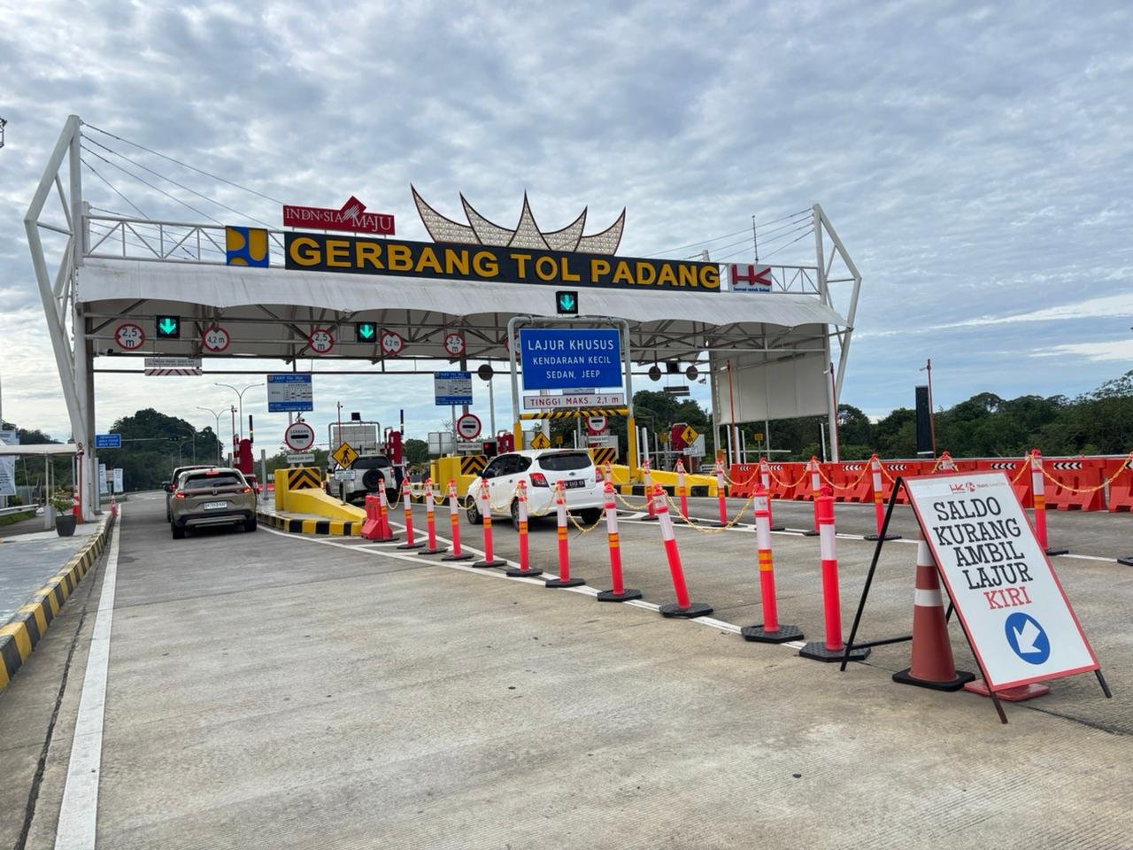 Kendaraan melintasi Jalan Tol Trans Sumatera periode Imlek 2026.