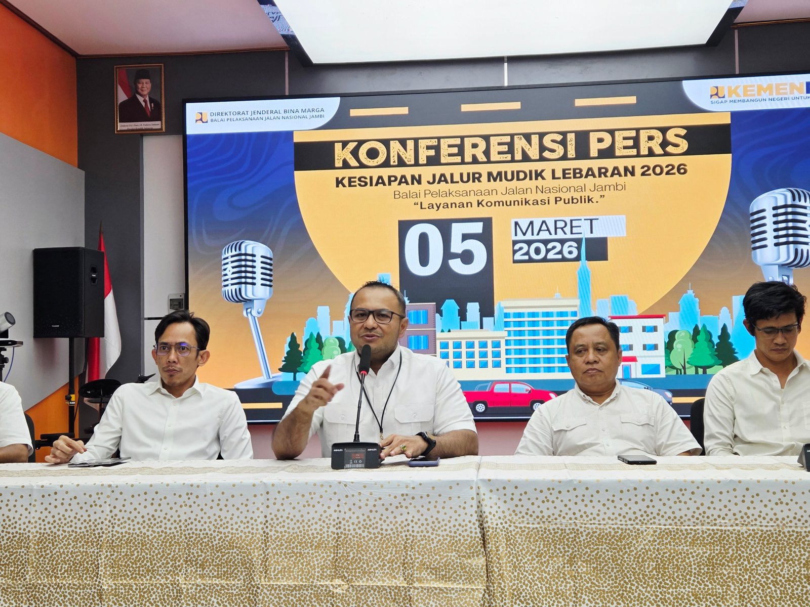 Kepala BPJN Jambi Dedy Hariadi tinjau perbaikan jalan nasional jalur mudik 2026.