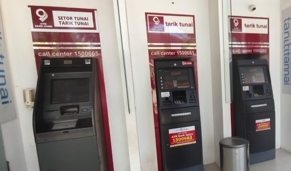 Gubernur Al Haris pantau perbaikan ATM Bank Jambi.