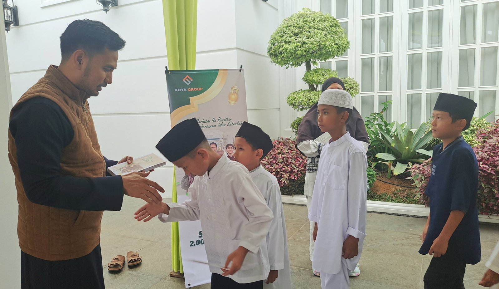 Ade Erlanda dan Nur Apriyanti santuni anak yatim Jambi.