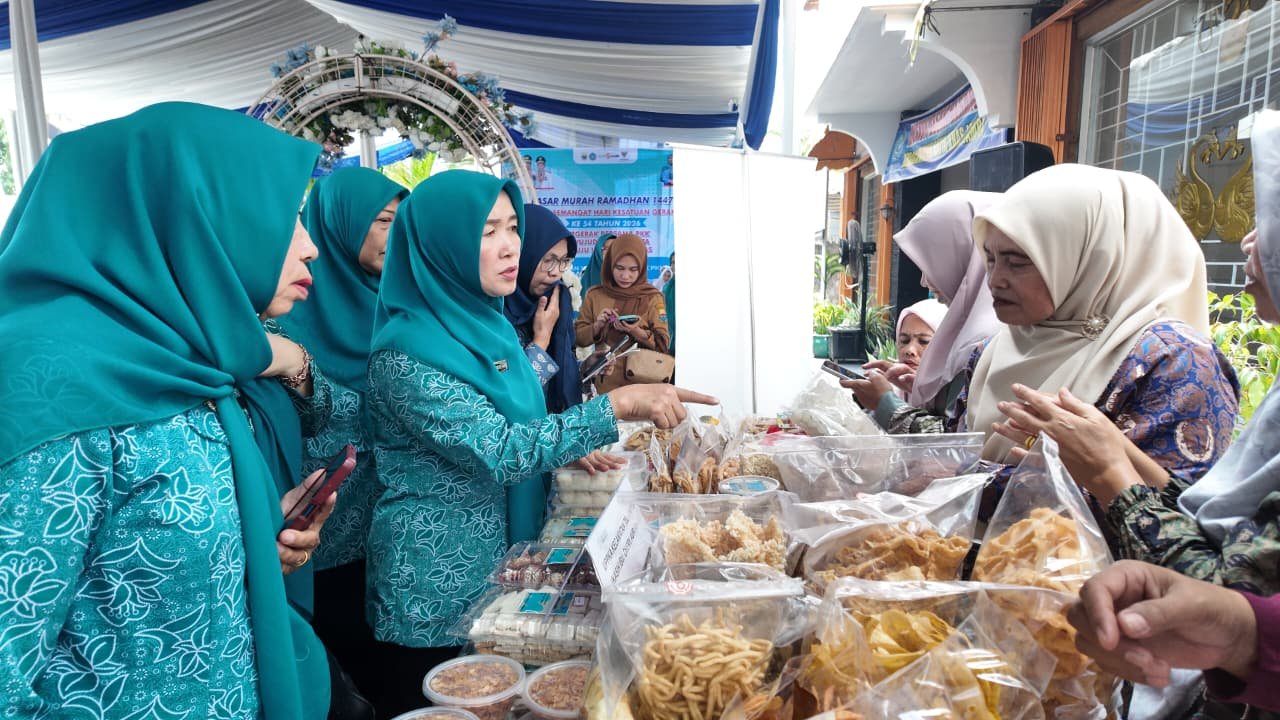 Hesti Haris dan Sekda Sudirman buka pasar murah PKK Jambi.