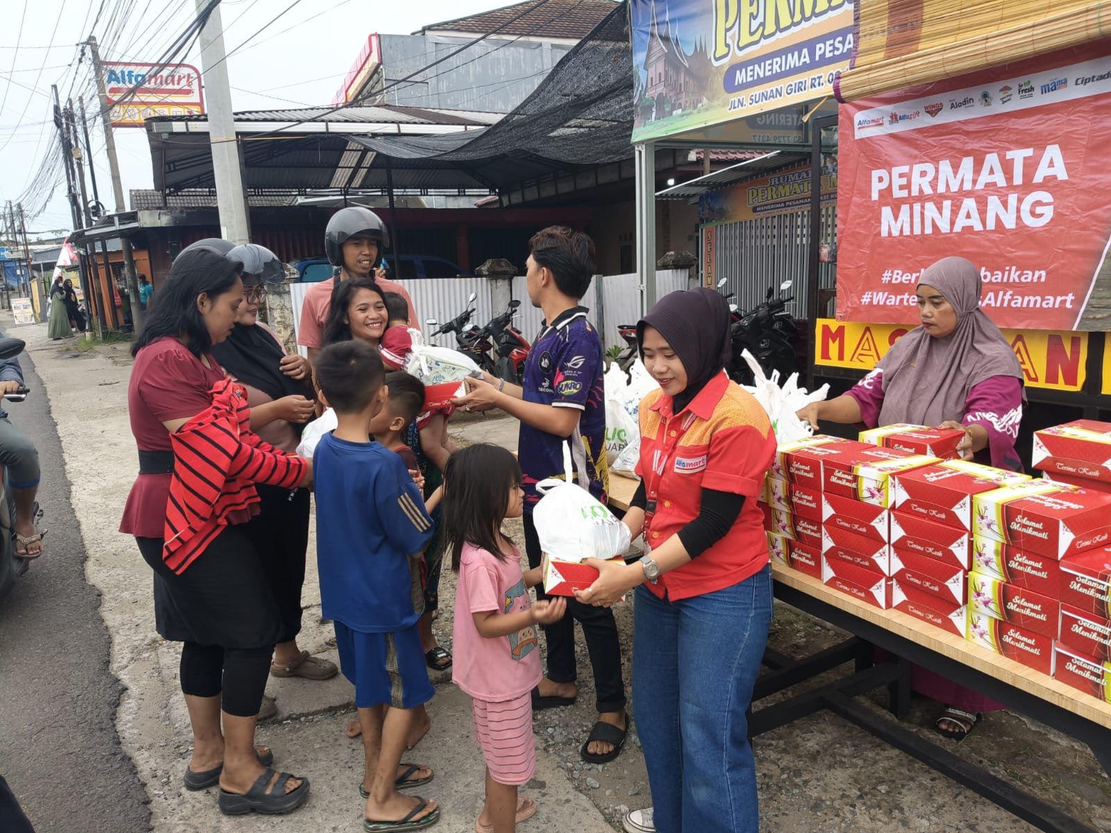 Alfamart bagikan paket makanan gratis Ramadan 2026 di Kota Jambi.