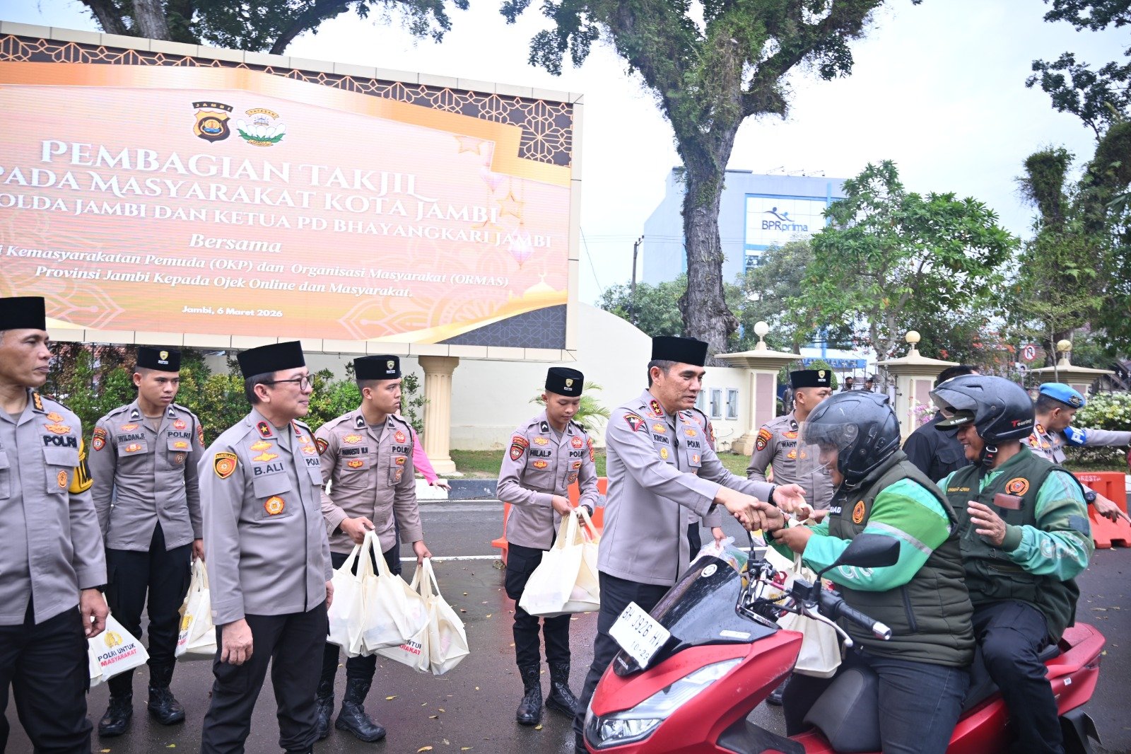 Kapolda Jambi Krisno H Siregar bagikan takjil Ramadan ke driver ojol.