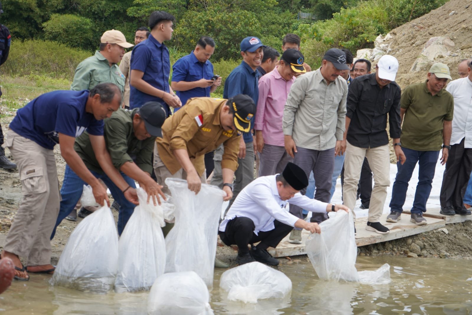Gubernur Al Haris tabur benih ikan di Bendungan PLTA Danau Kerinci.