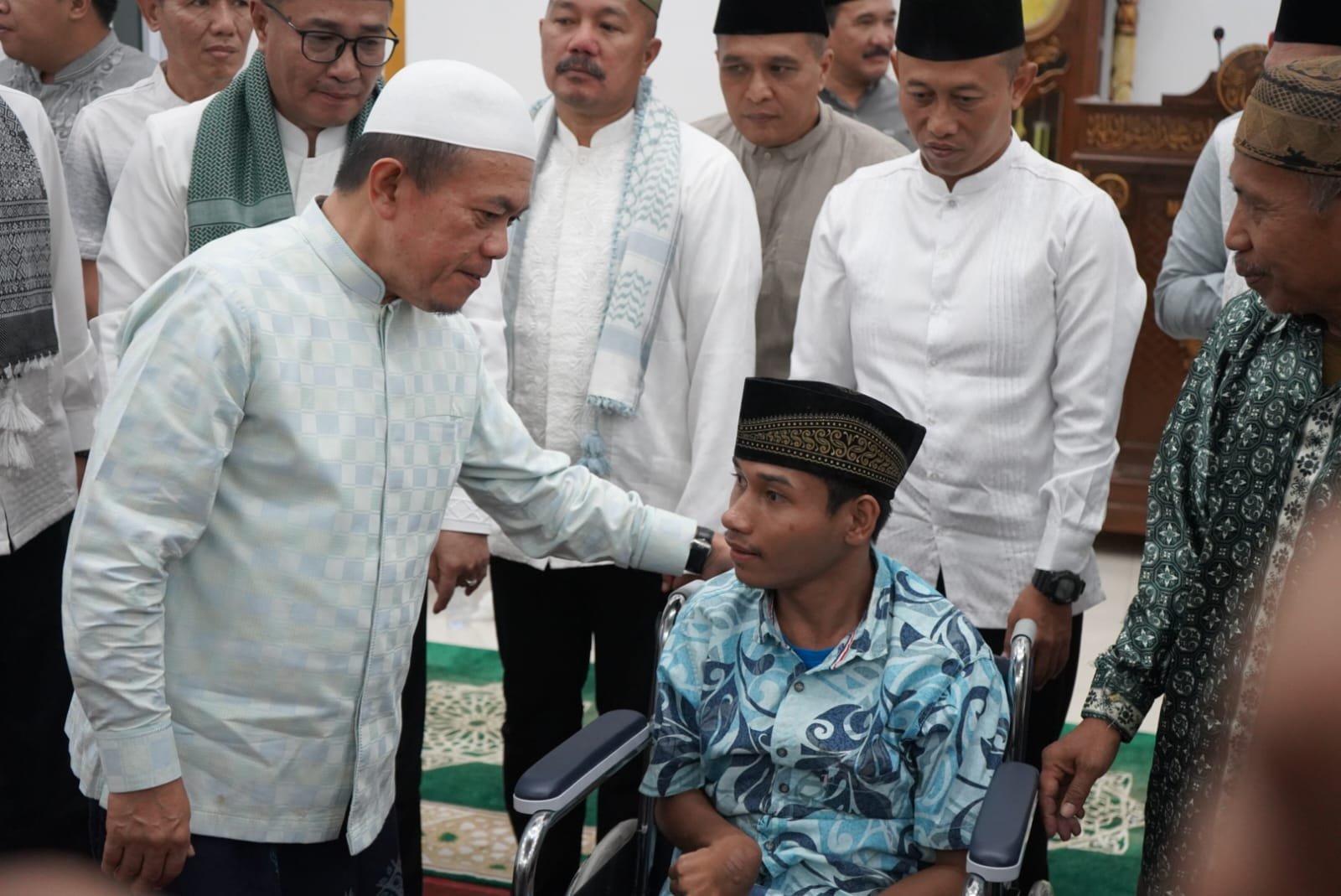 Gubernur Al Haris serahkan bantuan di Safari Ramadhan Sungai Penuh.