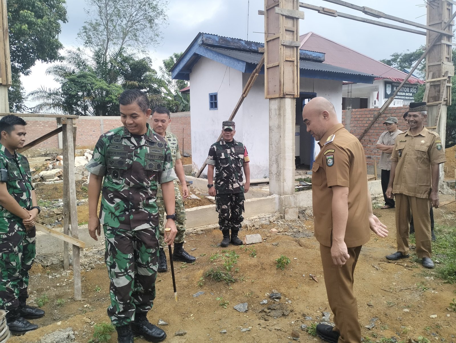 Danrem 042 Gapu Kolonel Nyamin tinjau jembatan gantung di Bungo.