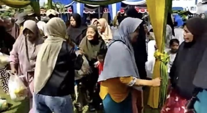 Bazar sembako murah di kantor TVRI Jambi.