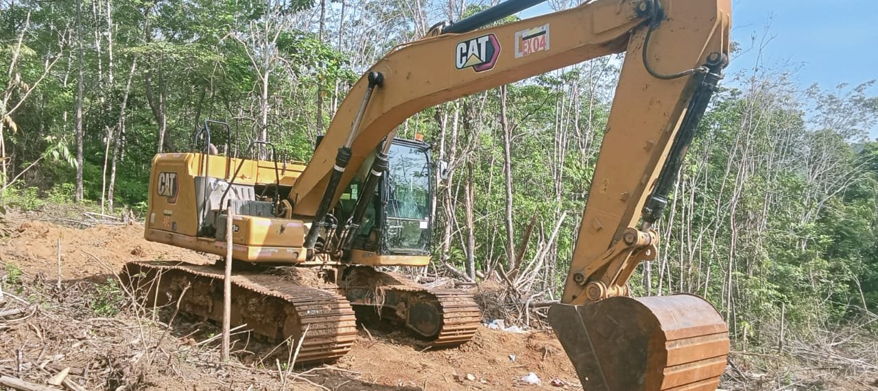 Pengrusakan kebun karet di Batanghari Jambi oleh alat berat tambang.
