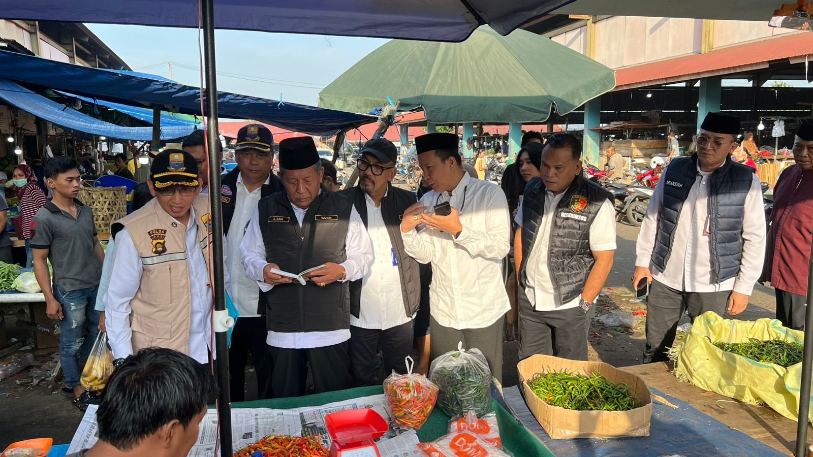 Wagub Jambi dan Dirreskrimsus Polda Jambi cek harga sembako di Pasar Angso Duo.