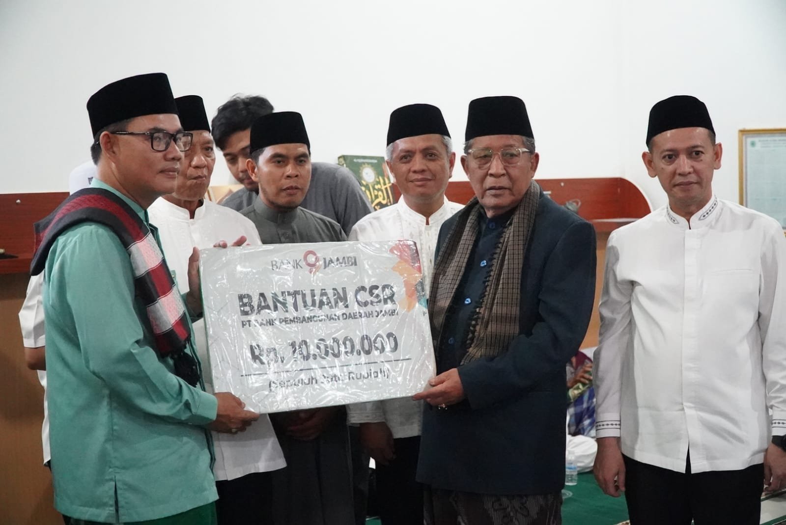 Wagub Jambi Abdullah Sani safari ramadhan di Tanjab Timur serahkan bantuan.