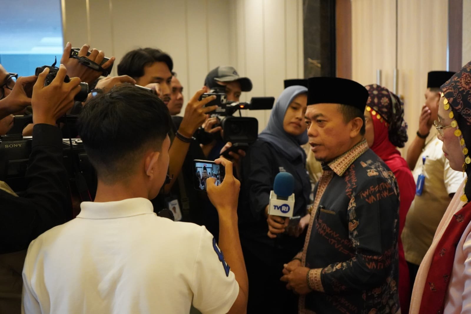 Gubernur Al Haris dan Prof Nunuk Suryani bahas nasib guru Jambi.