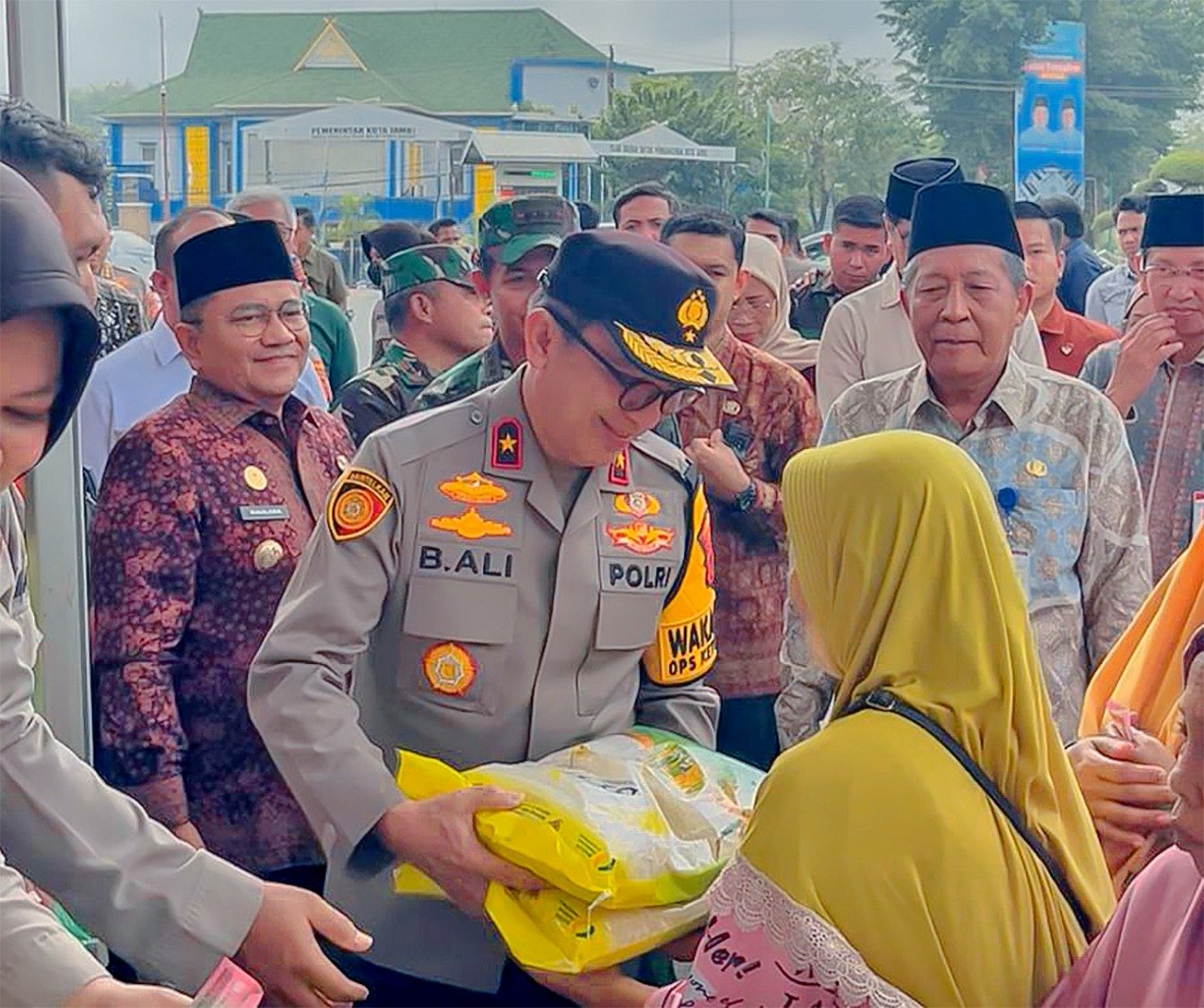 Wakapolda Jambi Benny Ali serahkan beras murah di Tugu Keris Siginjai.