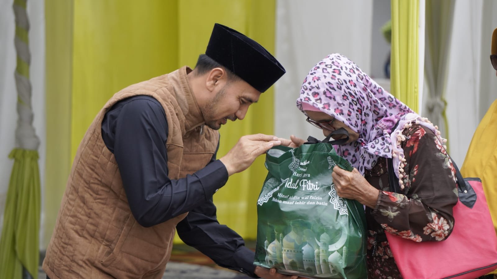 Ade Erlanda dan Nur Apriyanti bagikan paket lebaran di Kota Jambi.