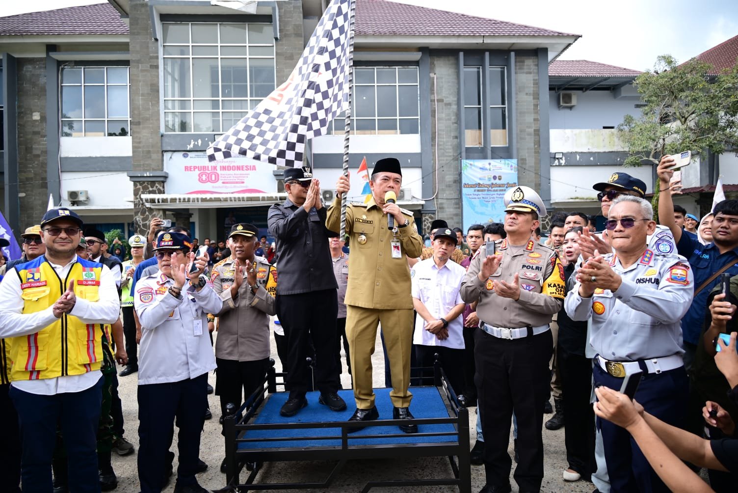 Gubernur Al Haris lepas keberangkatan bus mudik gratis di Jambi.
