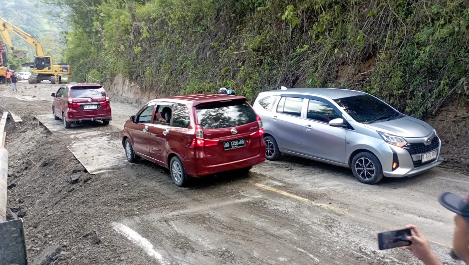 Petugas BPJN Jambi melakukan pemasangan H-beam dan penimbunan pada jalan longsor di ruas Sungai Penuh - Batas Tapan STA 03+420.