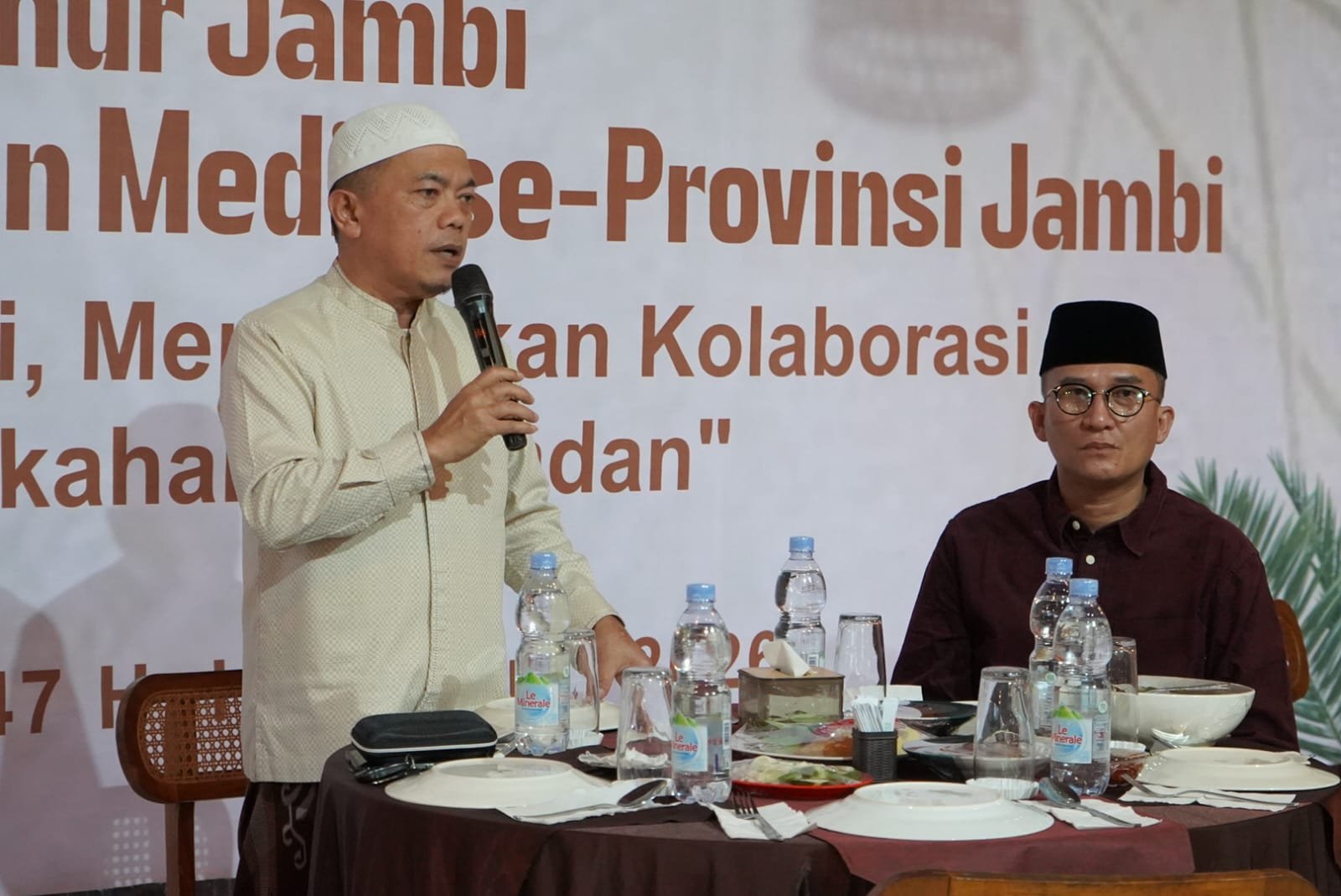 Gubernur Jambi Al Haris memberikan sambutan di depan insan pers saat acara buka puasa bersama di Kota Jambi.