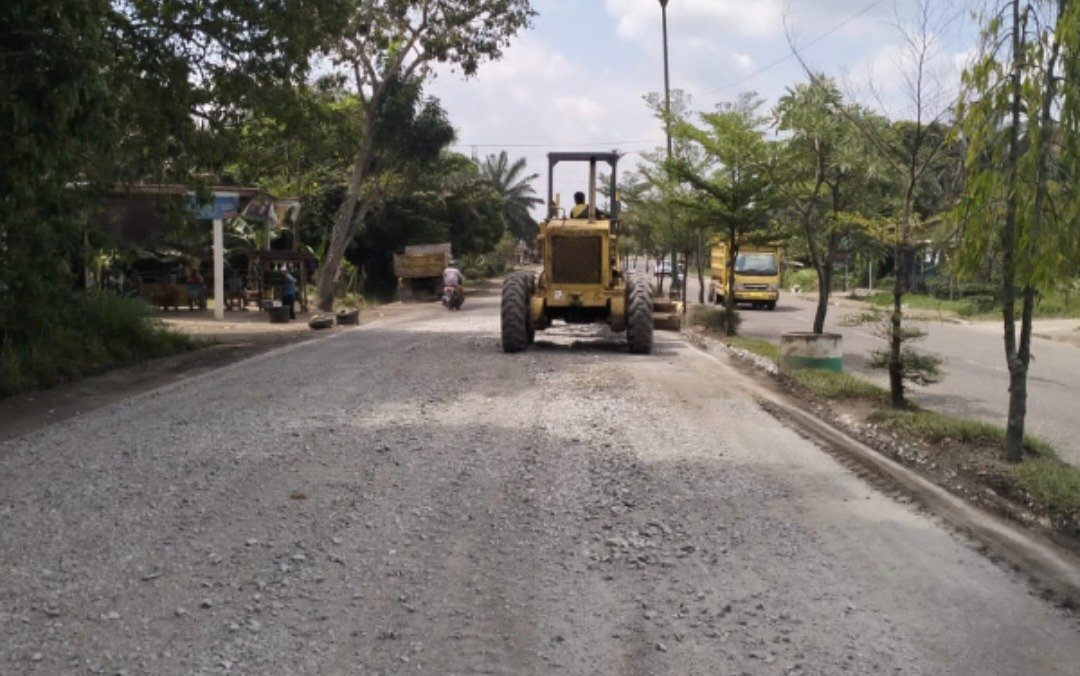 Alat berat Dinas PUTR Provinsi Jambi saat melakukan pemeliharaan jalan di jalur lintas provinsi untuk menyambut mudik Lebaran 2026.