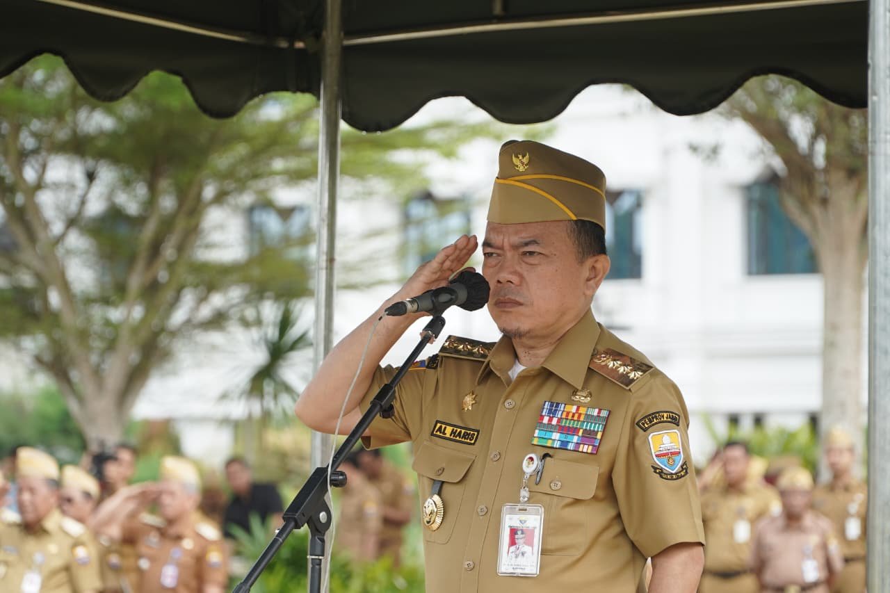 Gubernur Jambi Al Haris bersalaman dengan ASN Pemprov Jambi dalam acara Halal Bihalal di depan Kantor Gubernur Jambi.