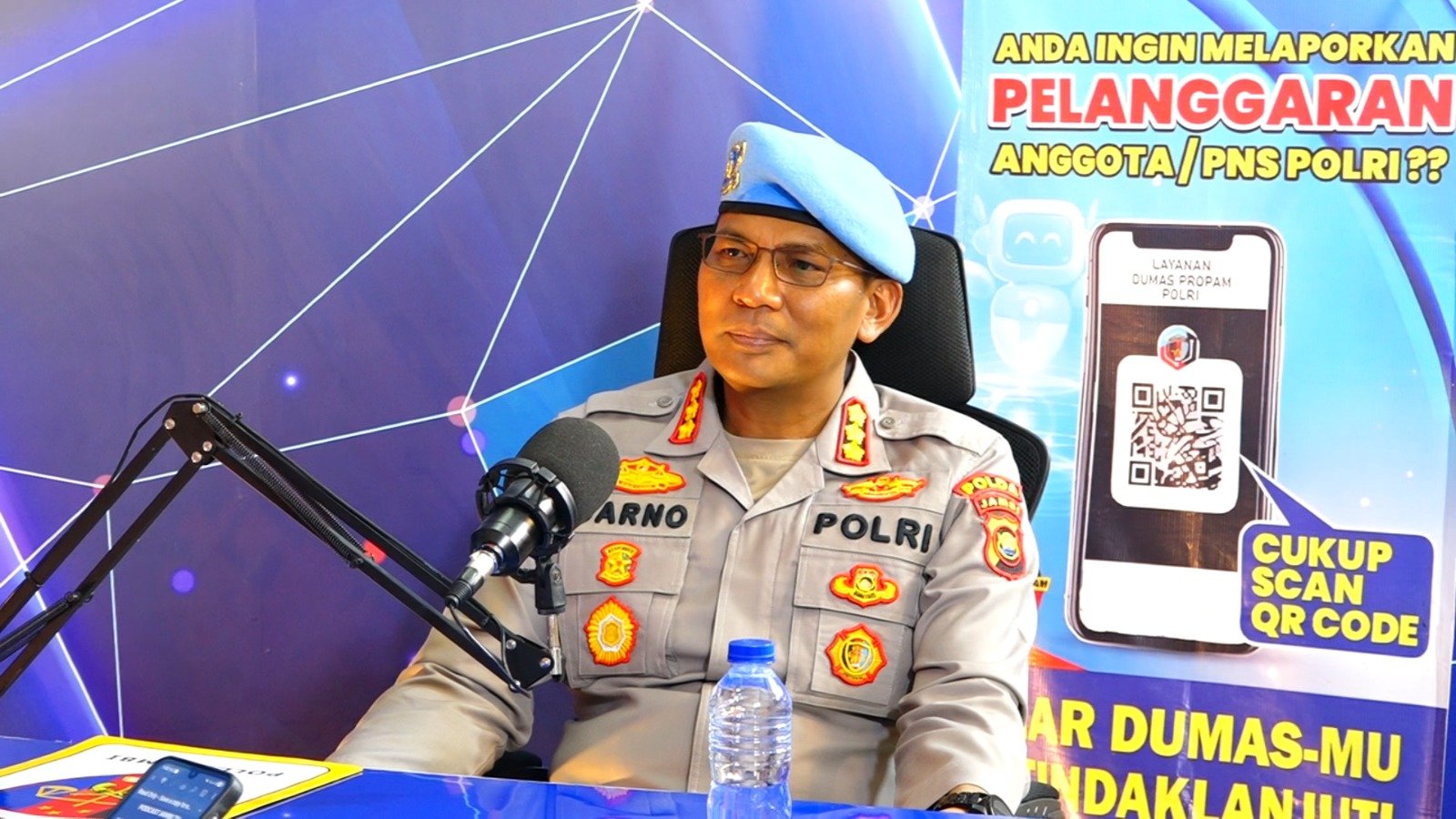 Kabidpropam Polda Jambi Kombes Pol Darno saat menjelaskan fungsi QR Code Yanduan Online dalam acara podcast di stasiun TV lokal Jambi.