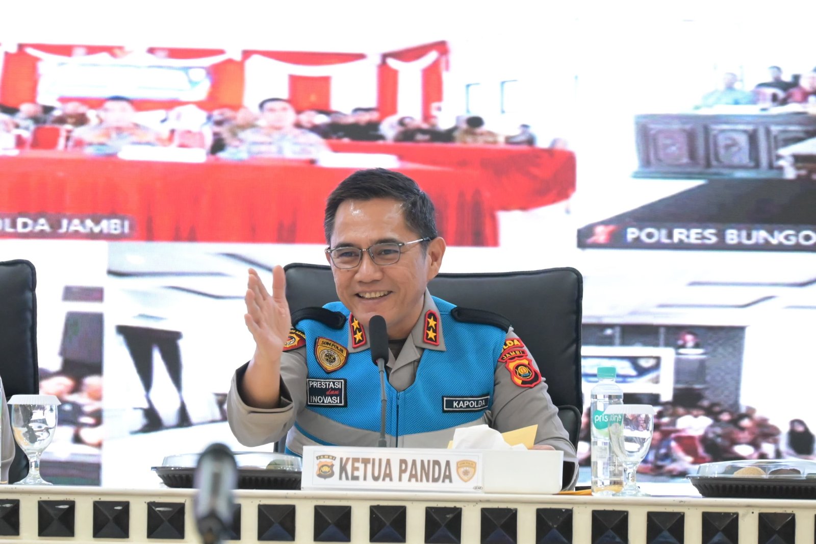 Kapolda Jambi Irjen Pol Krisno Halomoan Siregar saat memimpin pengambilan sumpah panitia dan peserta seleksi Polri 2026 di Mapolda Jambi.