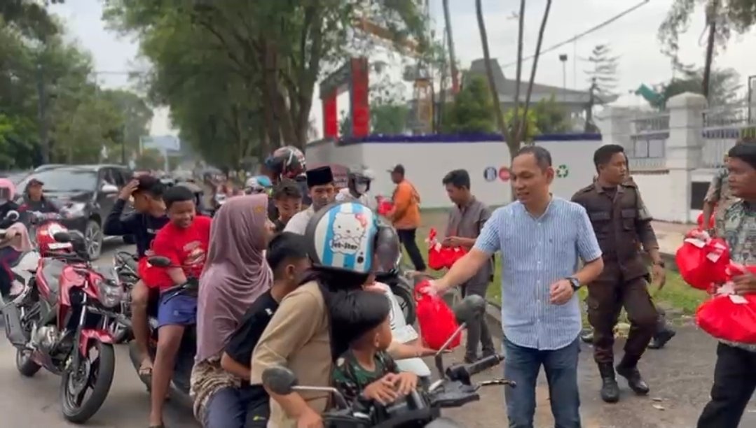 Kajati Jambi Sugeng Hariadi bagikan takjil gratis Ramadan.