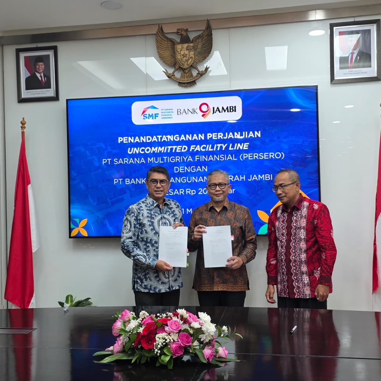 Direktur Utama Bank Jambi Khairul Suhairi dan jajaran direksi PT SMF saat sesi penandatanganan kerja sama fasilitas likuiditas di Jakarta.