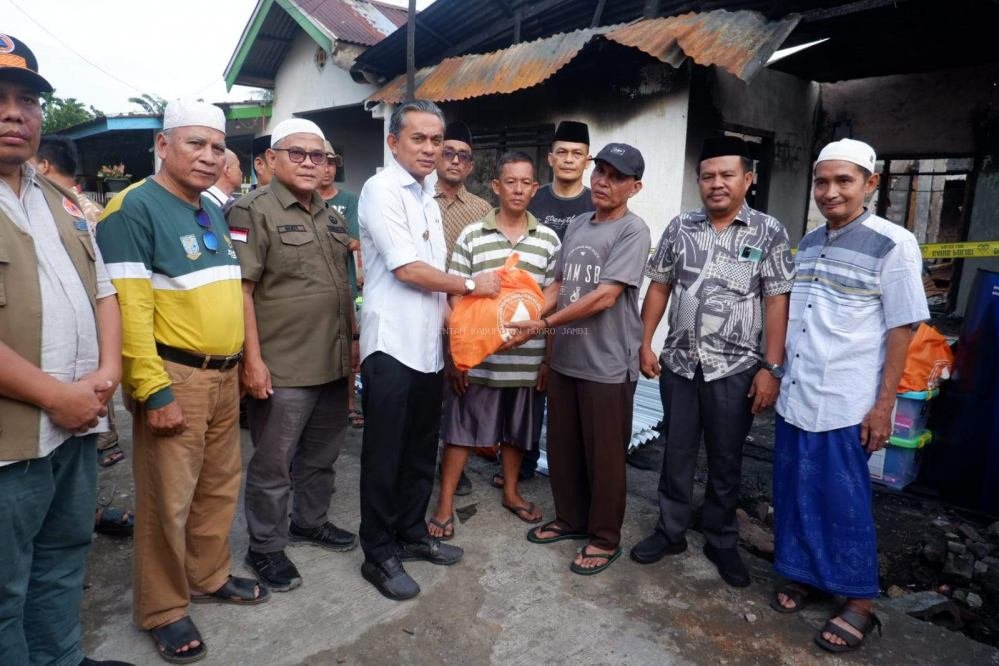 Wabup Muaro Jambi Berikan Bantuan pada Korban Kebakaran di Jaluko