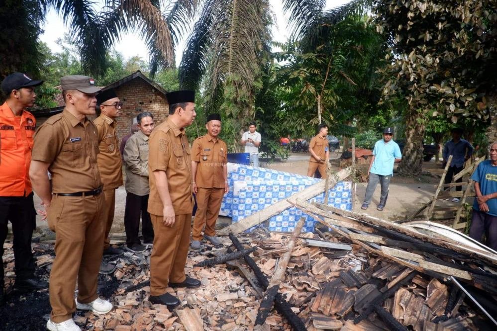 Bupati BBS Tinjau Korban Kebakaran di Desa Rengas Bandung Jaluko