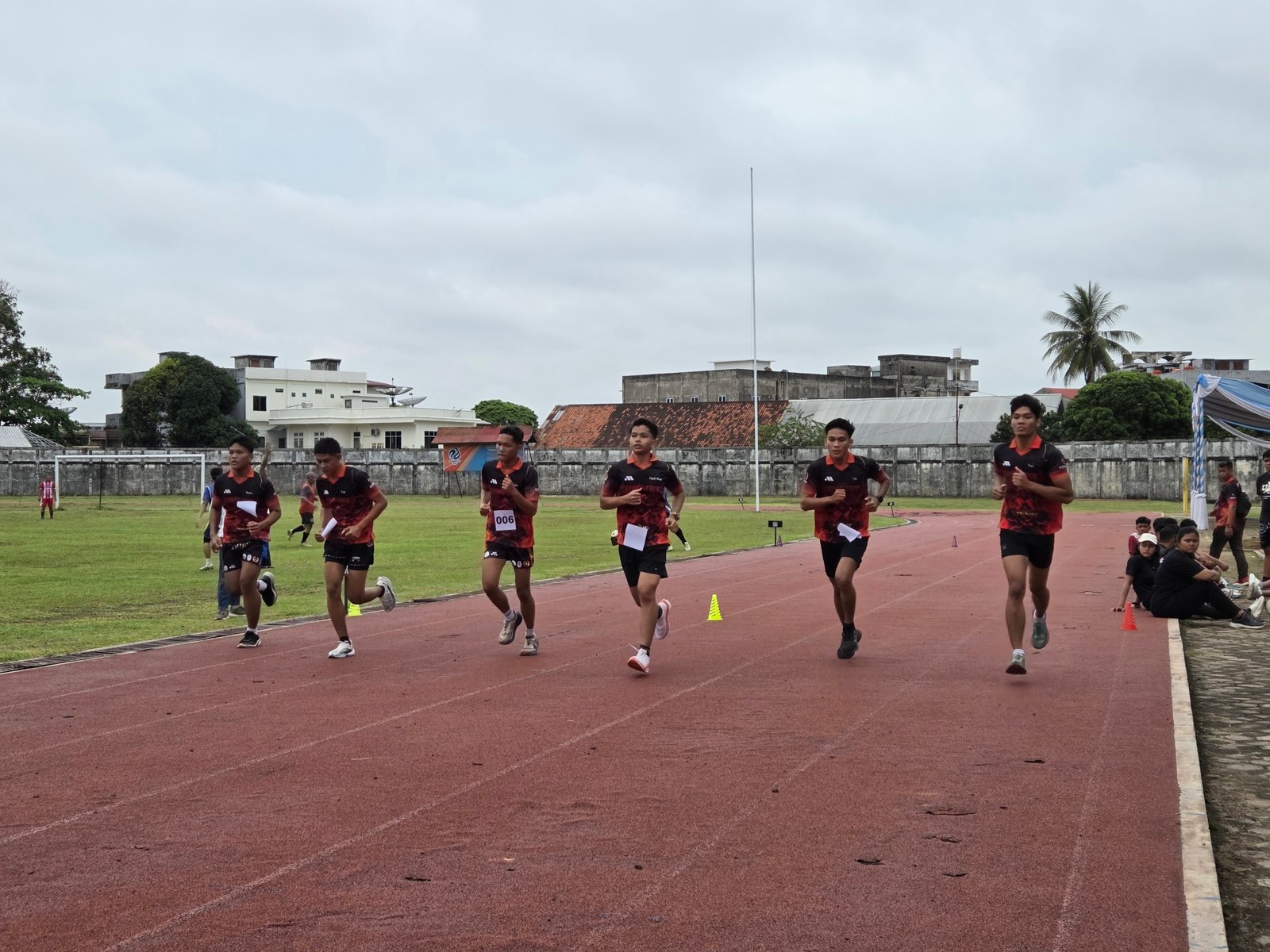 Suasana tes fisik bleep test atlet Jambi di Stadion KONI Jambi untuk seleksi PON Bela Diri Sulawesi Utara.