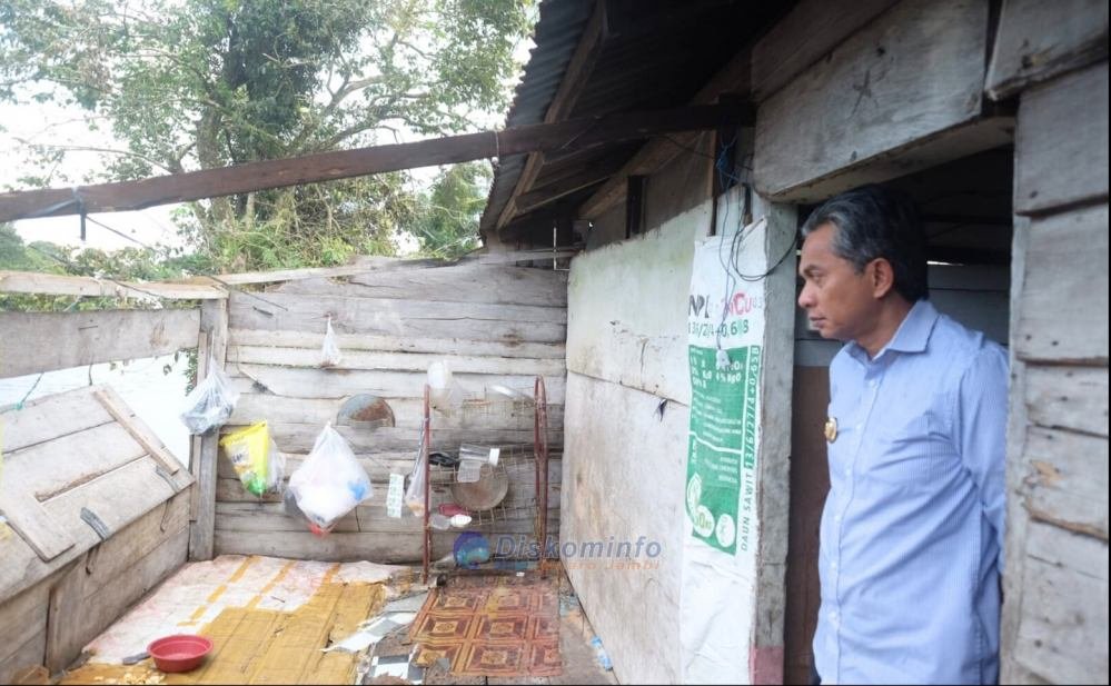 Wabup Muaro Jambi Salurkan Bantuan untuk Korban Angin Puting Beliung di Seponjen