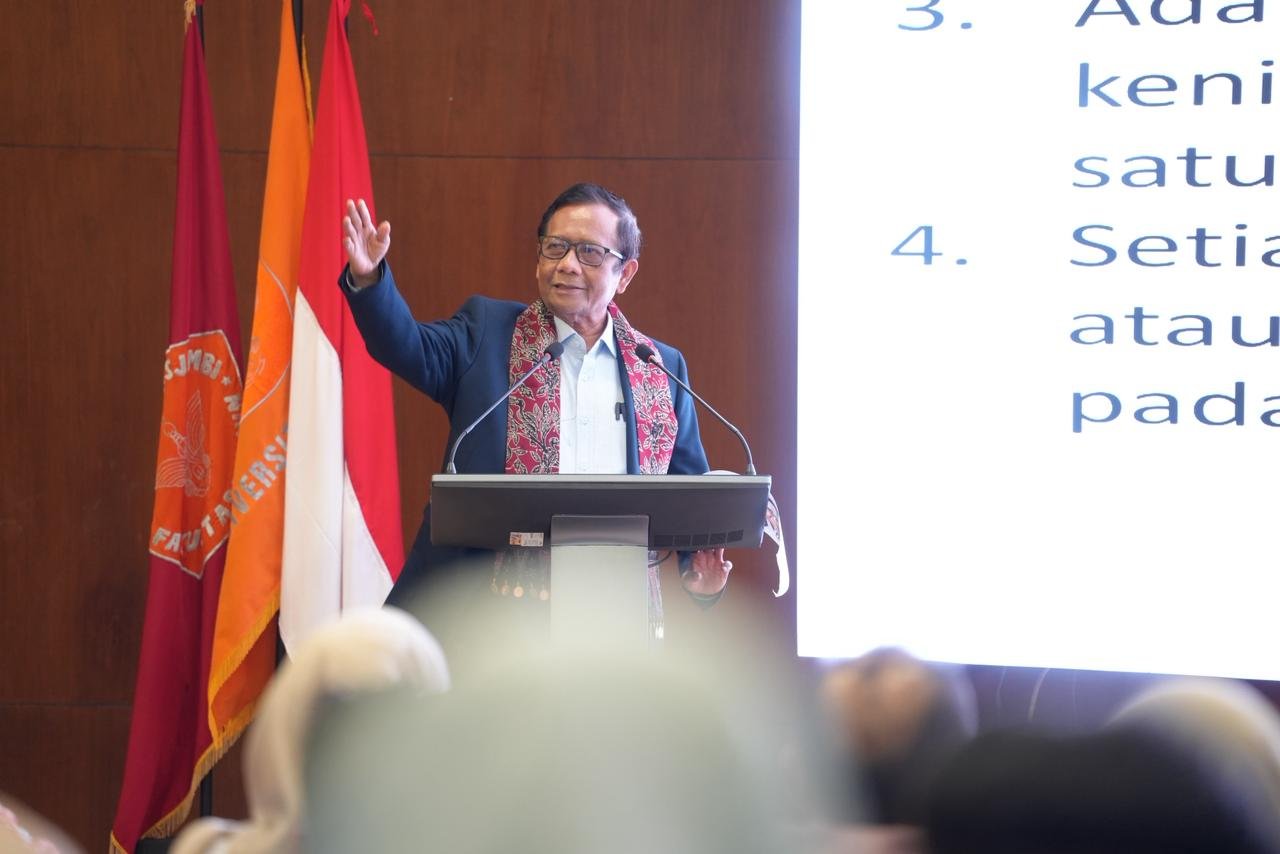 Prof. Dr. Moh. Mahfud MD memberikan orasi ilmiah di depan sivitas akademika Universitas Jambi (UNJA).