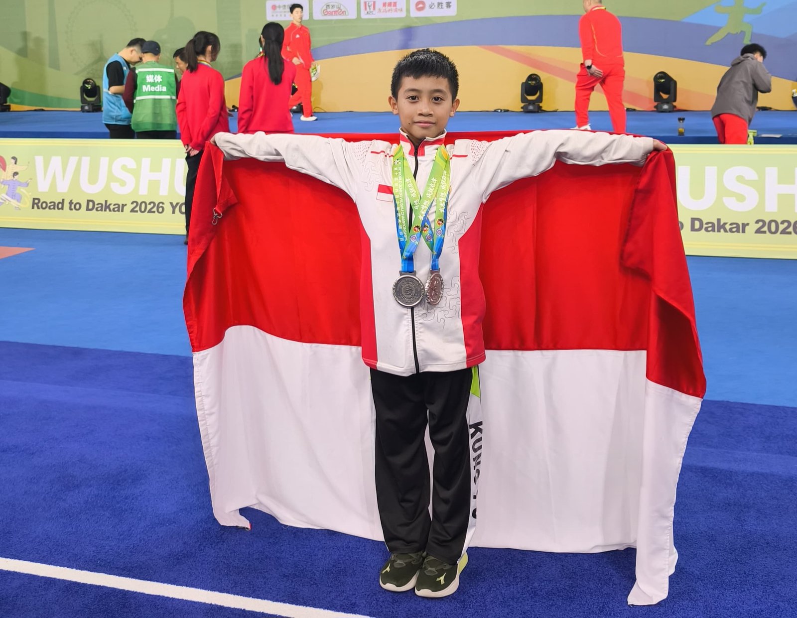 Atlet wushu Jambi Zivan Abimanyu Rasendria saat dikalungi bunga oleh pengurus KONI Jambi usai meraih dua medali perak di Tiongkok.