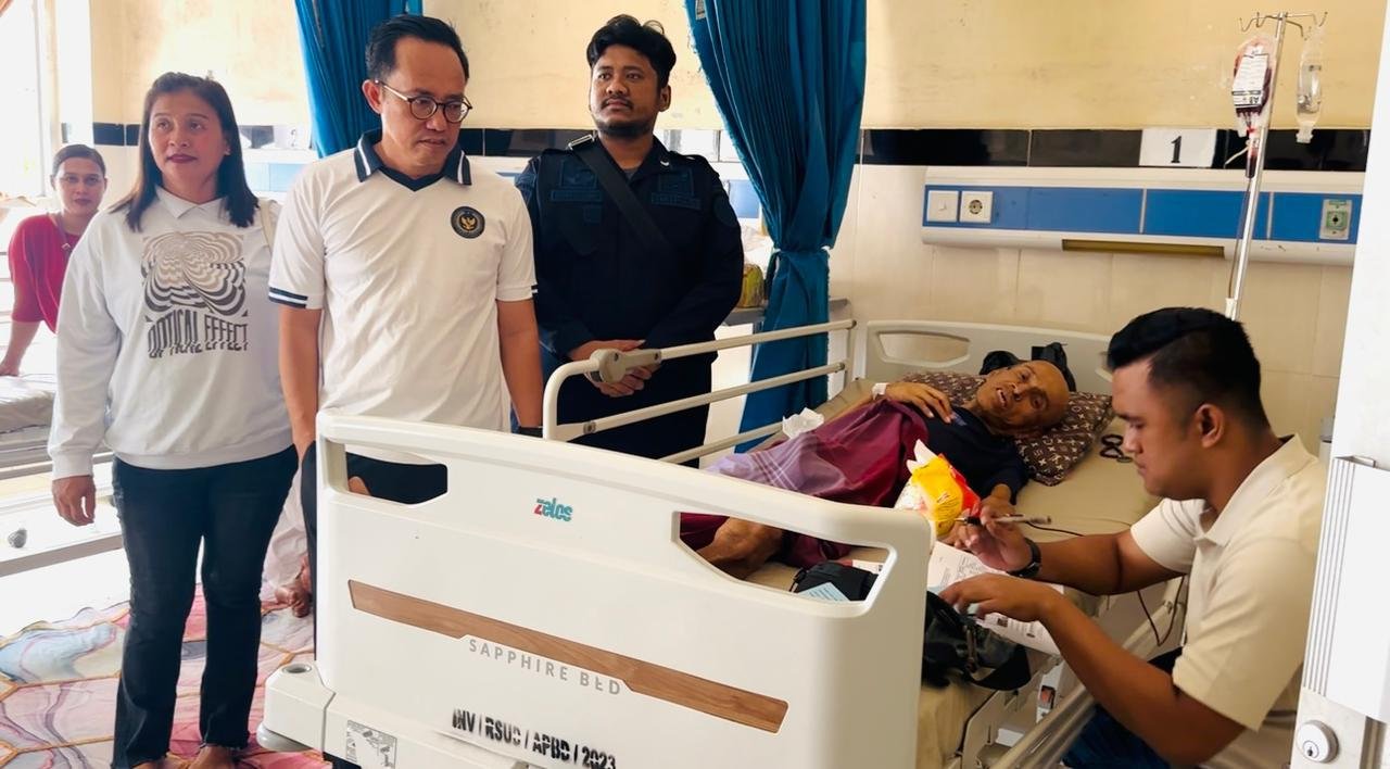 Petugas Bapas Jambi saat melakukan verifikasi kondisi kesehatan Said Anwar di RSUD Raden Mattaher Jambi.