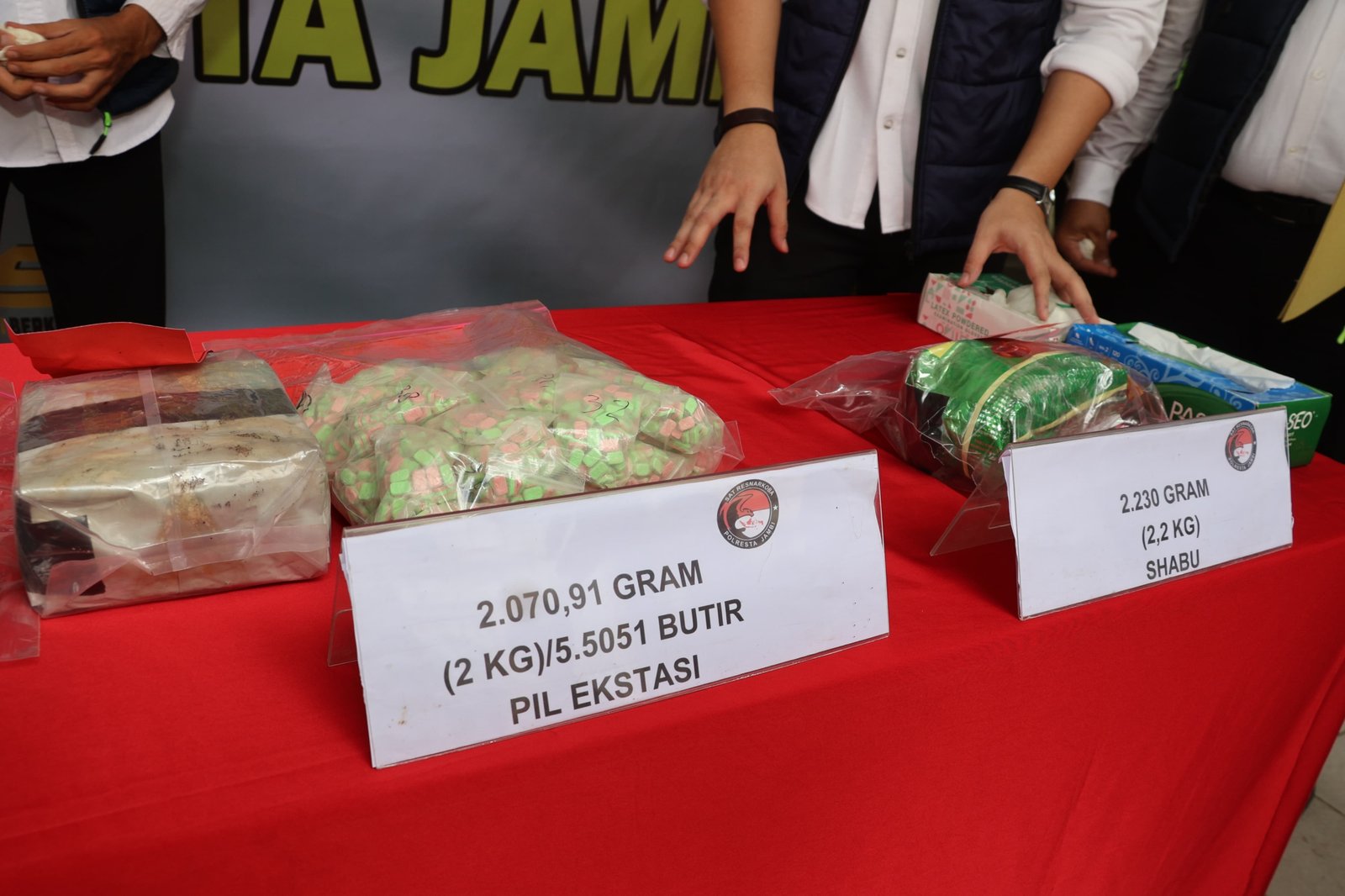 Kapolresta Jambi Boy Sutan Binanga Siregar dan Kasat Narkoba Tito Alhafest saat menunjukkan barang bukti sabu dan ribuan ekstasi hasil tangkapan di hotel.