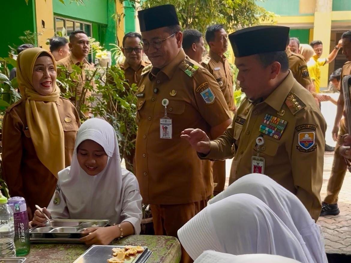Gubernur Jambi Al Haris didampingi Wali Kota Maulana saat menyapa siswa peserta TKA di dalam ruang kelas SMPN 7 Kota Jambi.