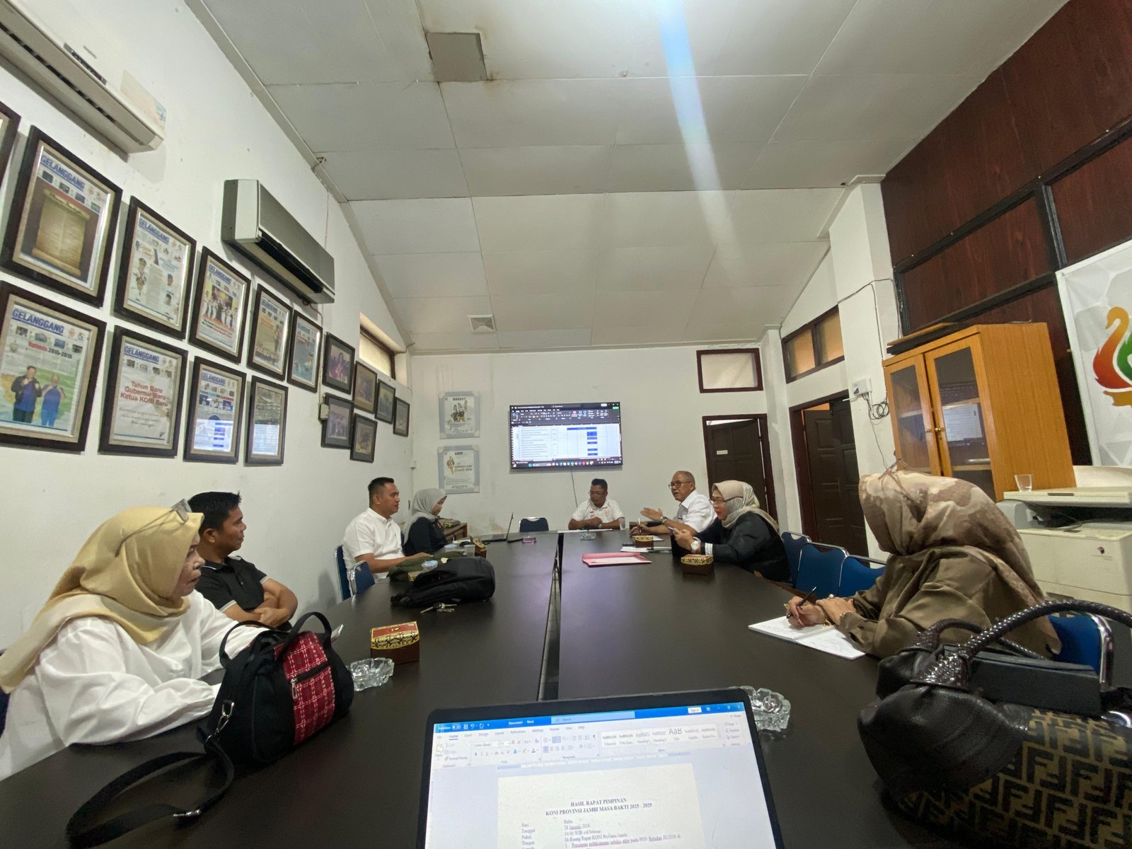 Suasana atlet bela diri Jambi saat menjalani tes lari dan kekuatan fisik di Stadion KONI Provinsi Jambi.