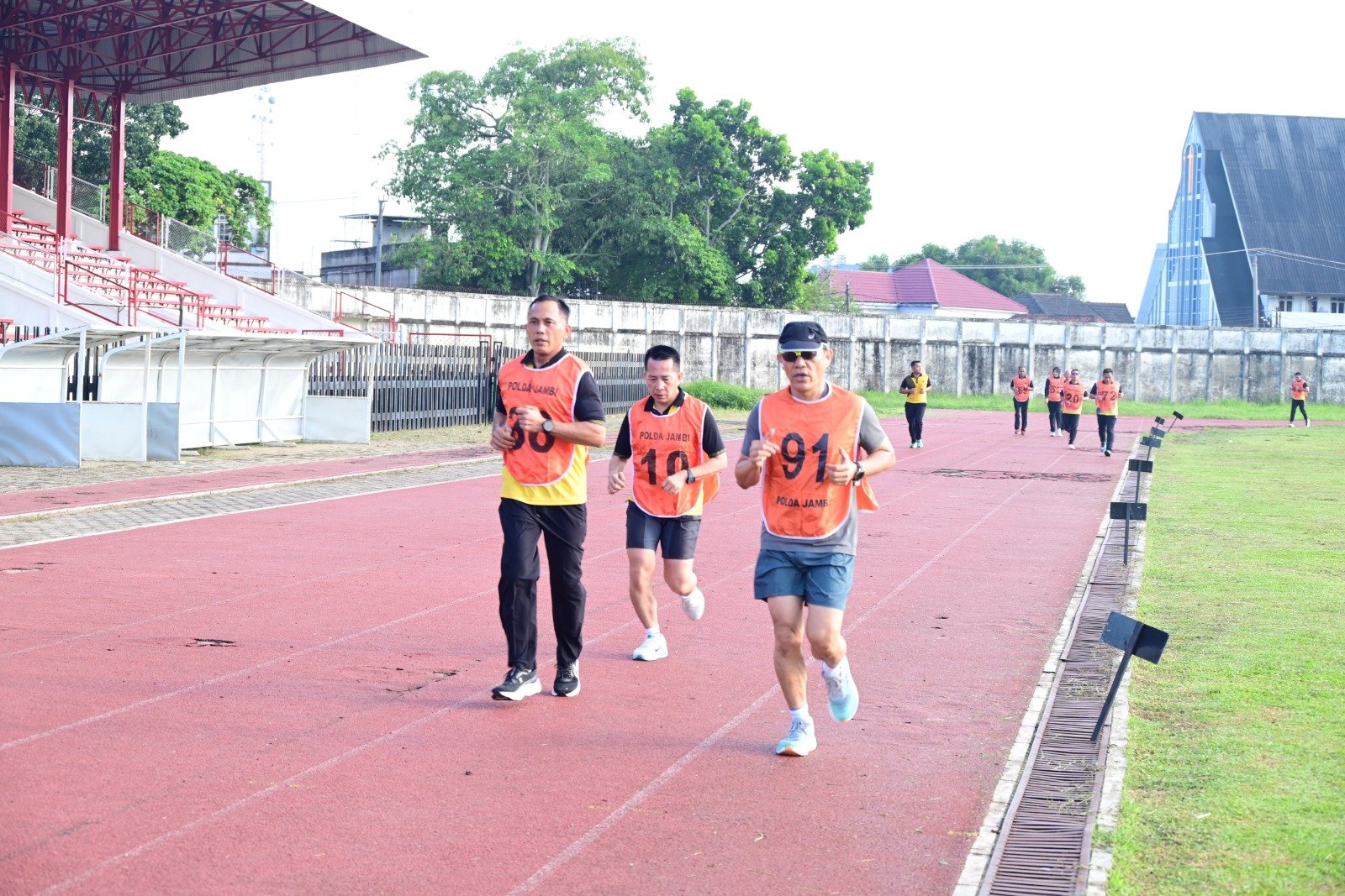 Kapolda Jambi Irjen Pol Krisno H Siregar saat memimpin lari mengelilingi lapangan KONI Jambi dalam uji kesamaptaan jasmani berkala.