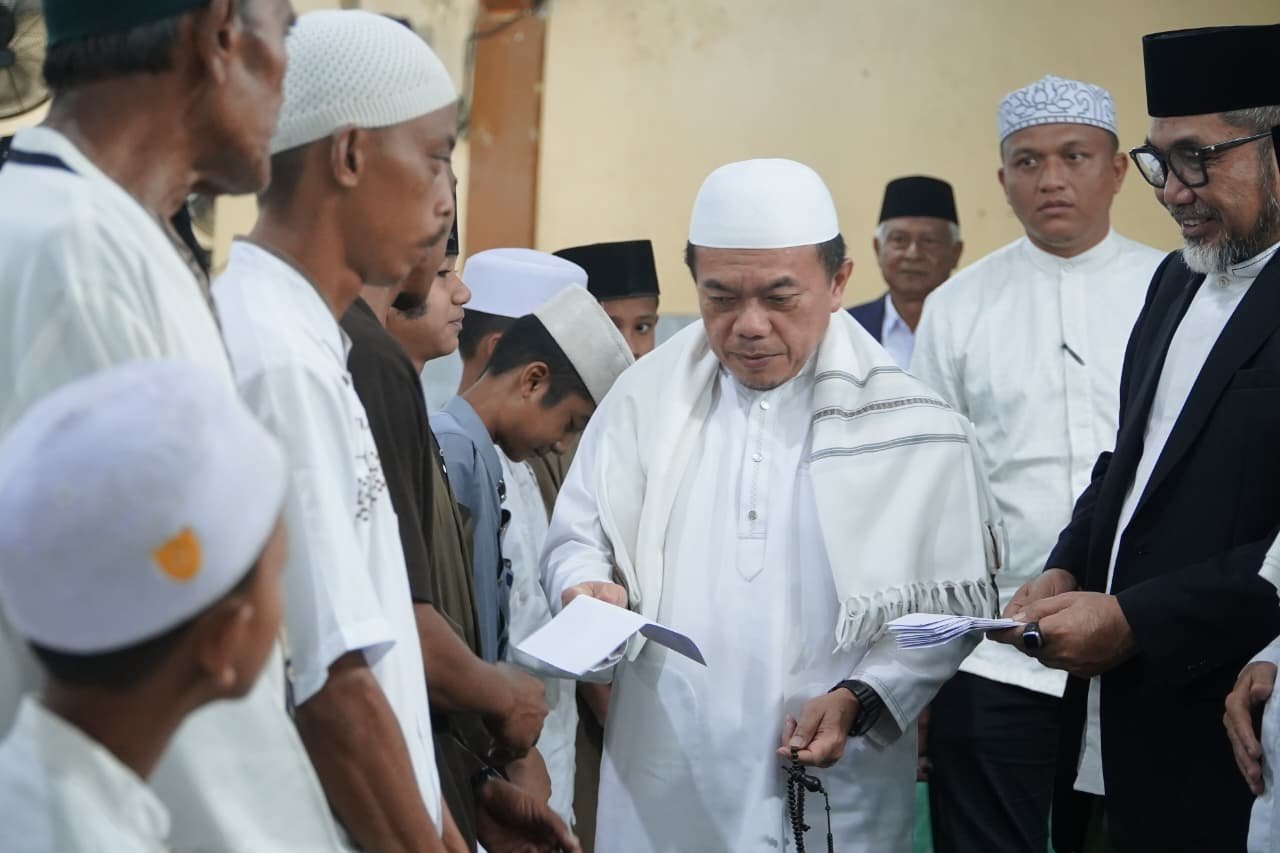 Gubernur Jambi Al Haris saat memberikan sambutan dan berdialog dengan jemaah Masjid Raya Magat Sari Kota Jambi.