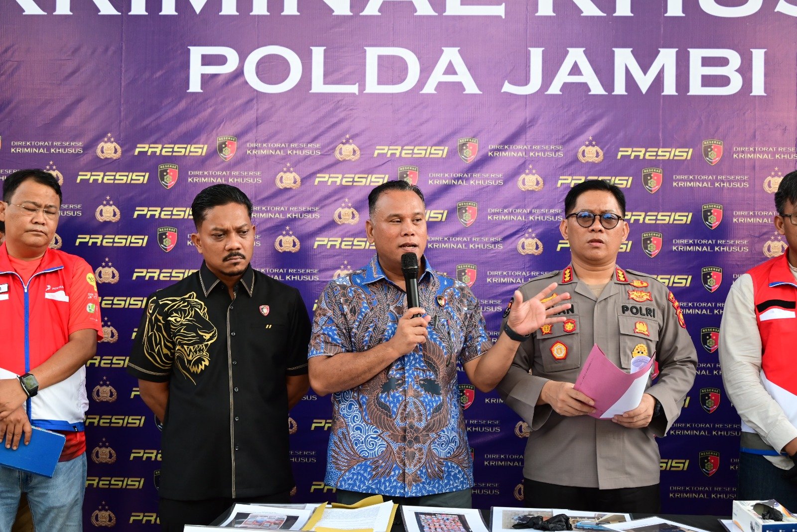 Kabid Humas Polda Jambi Kombes Pol Erlan Munaji dan Dir Reskrimsus Kombes Pol Taufik Nurmandia saat menunjukkan barang bukti catatan pelangsiran solar subsidi.