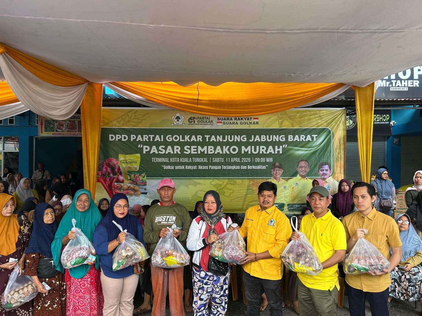 Gelar Pasar Murah, Golkar Tanjab Barat Hadir di Tengah Masyarakat