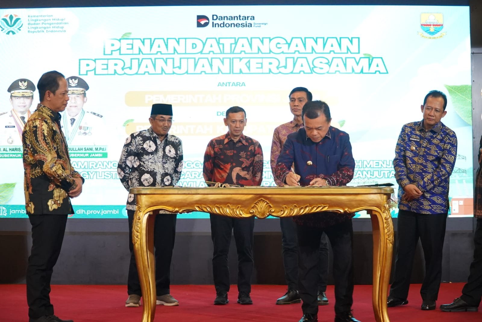 Penandatanganan kerja sama pengolahan sampah menjadi energi listrik di Jambi