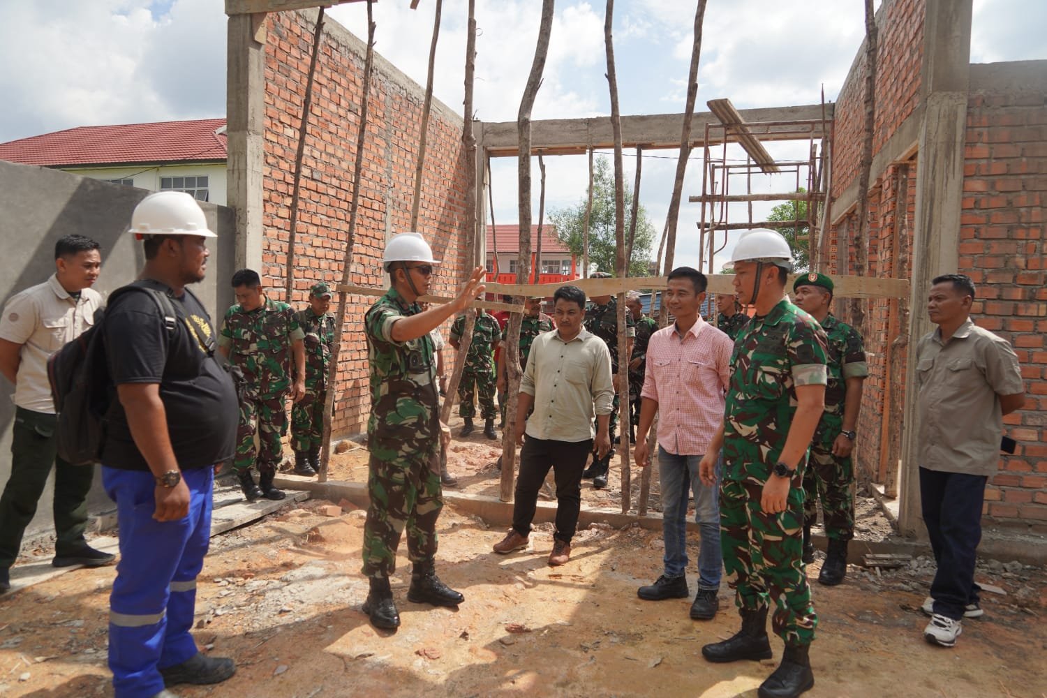Danrem 042 Gapu Brigjen TNI Nyamin meninjau Koperasi Desa Merah Putih di Desa Tungkal Harapan Tanjung Jabung Barat