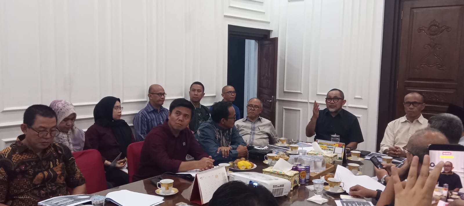 Audiensi KONI Jambi bersama PetroChina International Jabung Ltd di rumah dinas Sekda Provinsi Jambi membahas dukungan peningkatan prestasi atlet menuju PON 2028