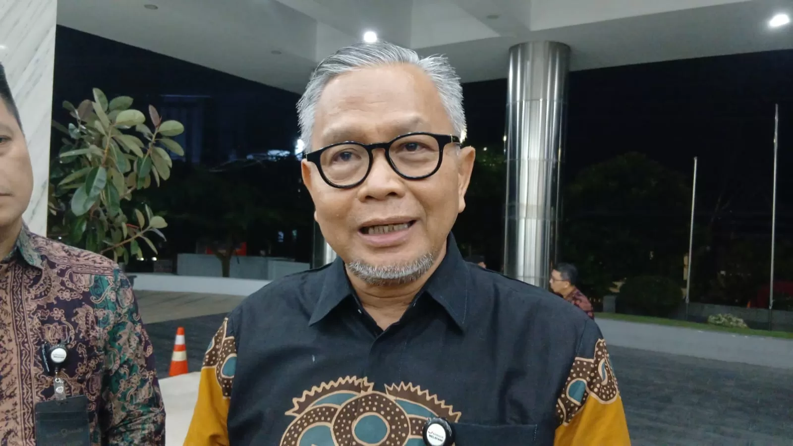 Direktur Utama Bank Jambi Khairul Suhairi saat memberikan keterangan mengenai pemulihan layanan ATM dan Mobile Banking.