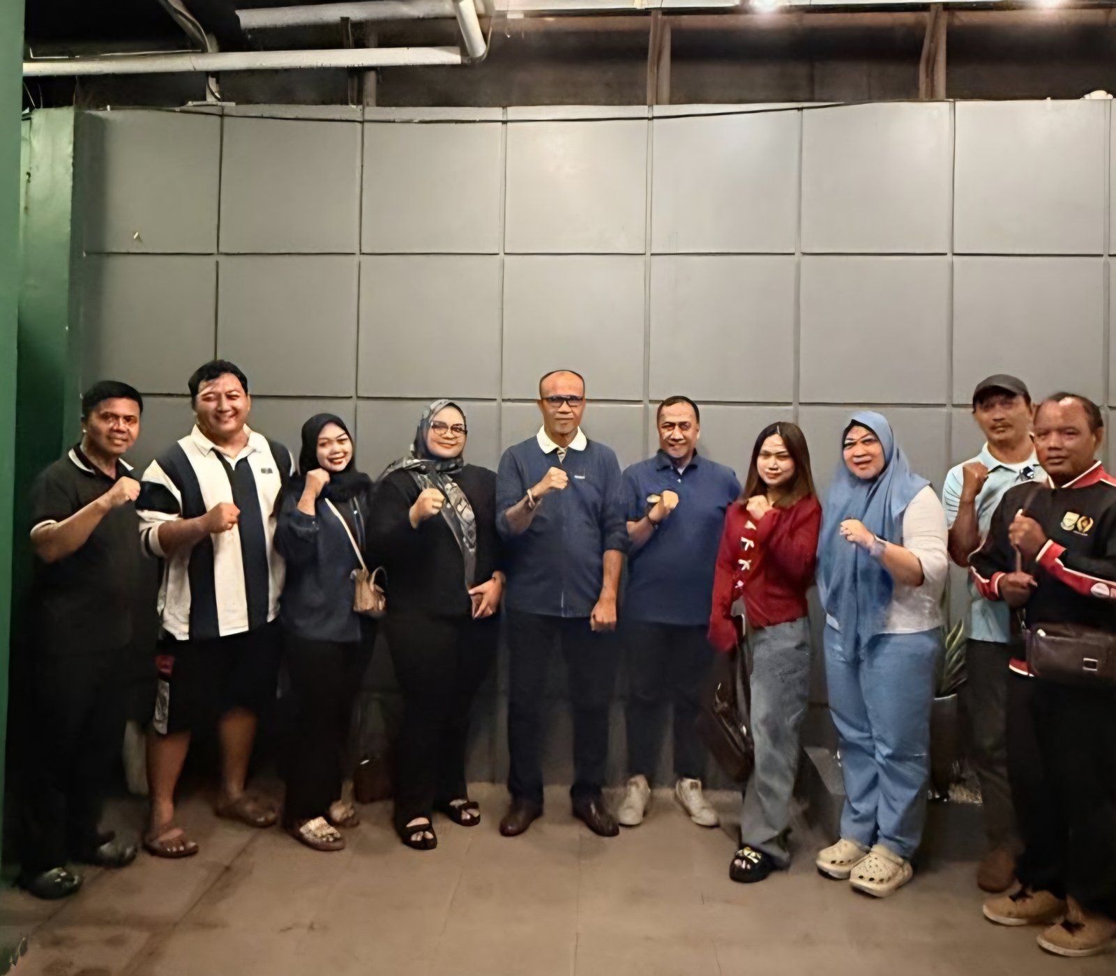 Ketua Umum KONI Provinsi Jambi AKBP Mat Sanusi saat memberikan motivasi dan jamuan makan kepada para lifter Jambi yang sukses meraih 5 emas di Kejurnas Bandung 2026.