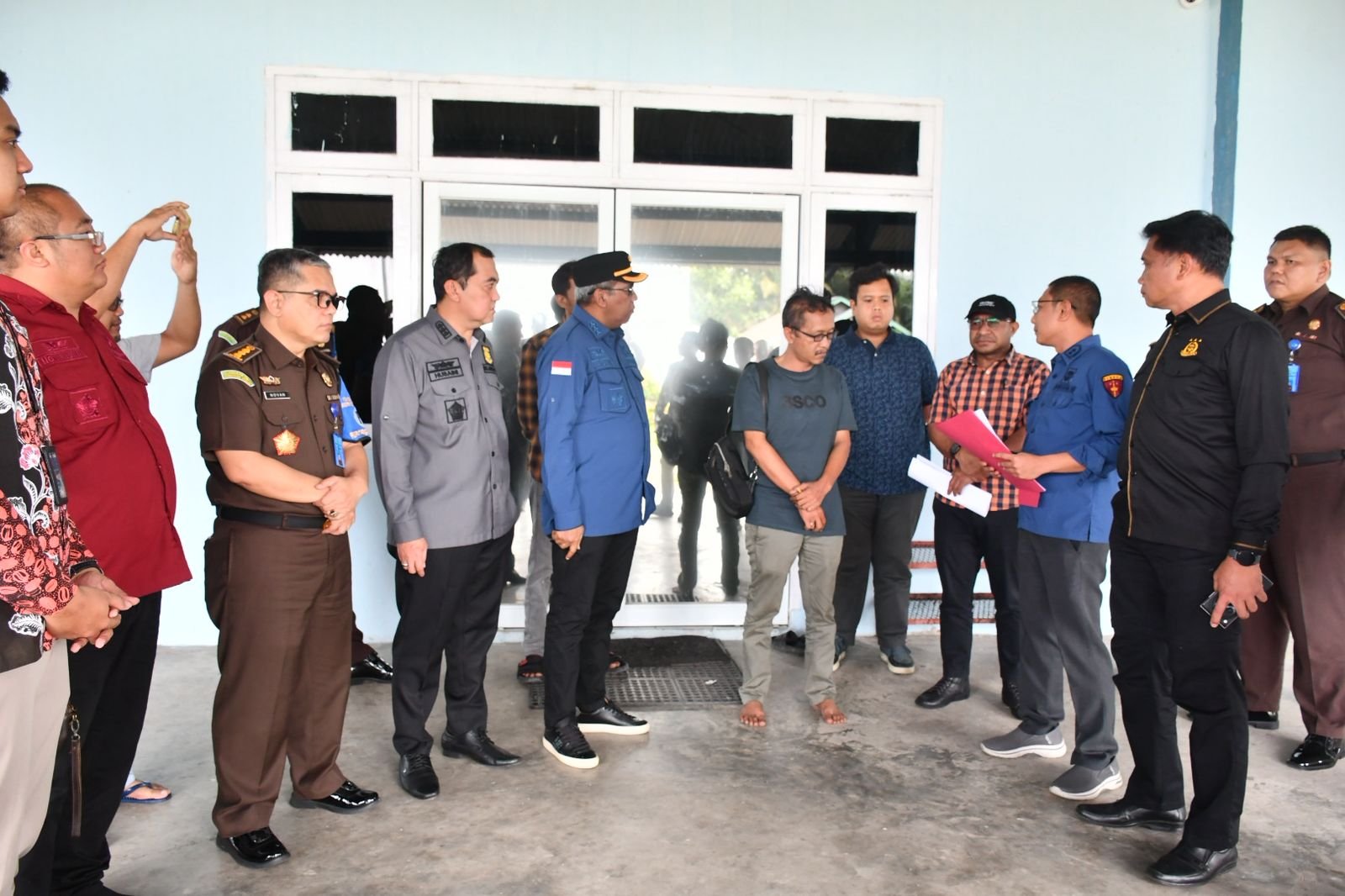 Pemasangan garis jaksa di pabrik PT PAL dan proses penyerahan surat penghentian aktivitas kepada manajemen PT MMJ.