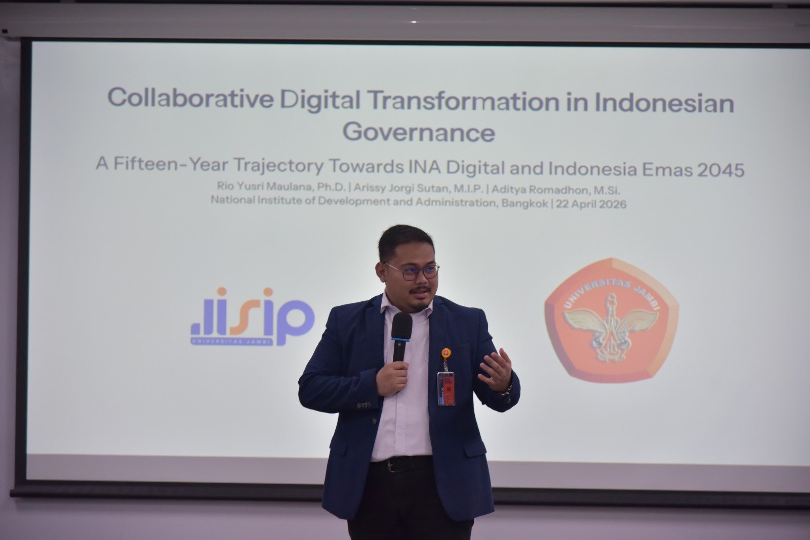Rio Yusri Maulana Ph.D dan delegasi JISIP UNJA saat sesi Joint Seminar di NIDA Thailand.