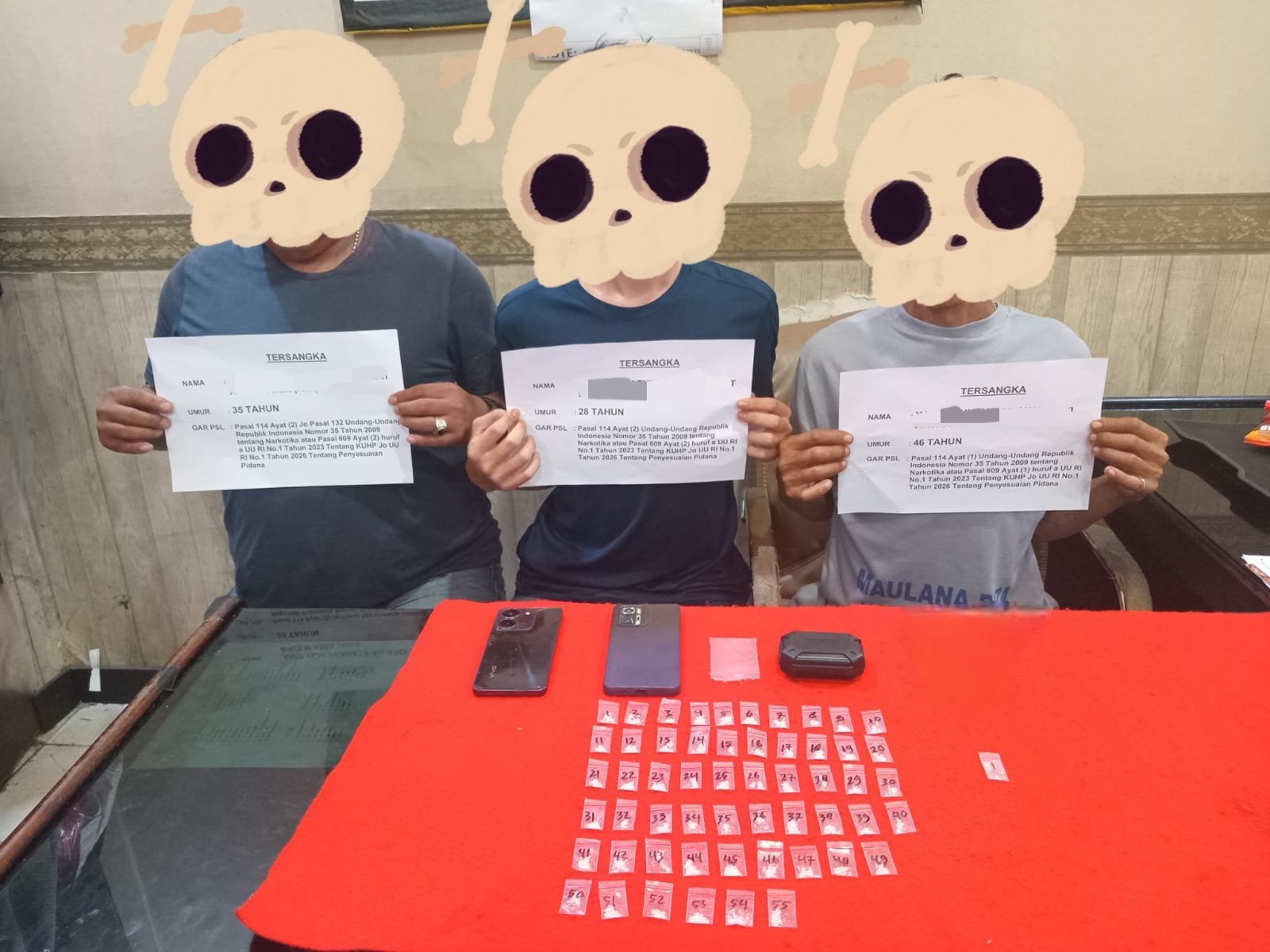 Personel Satresnarkoba Polresta Jambi menunjukkan barang bukti 56 paket sabu dan tersangka yang diamankan di Mapolresta Jambi.